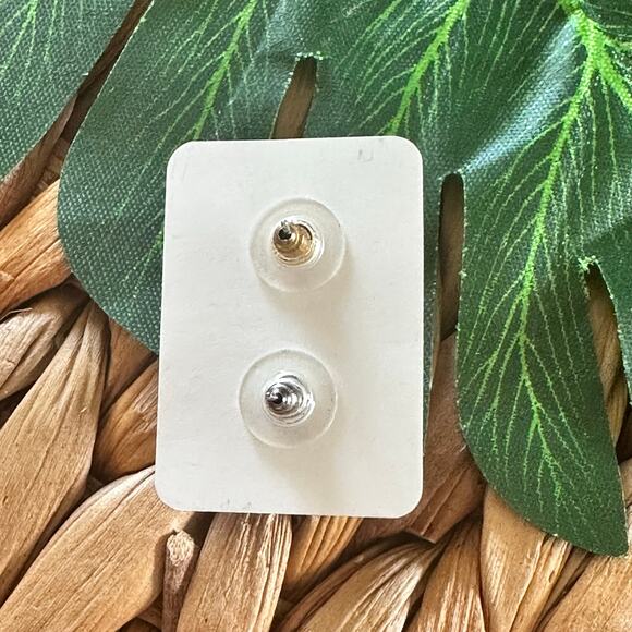 BOGO FREE GENUINE PEARL STUD EARRINGS - Picture 5 of 5